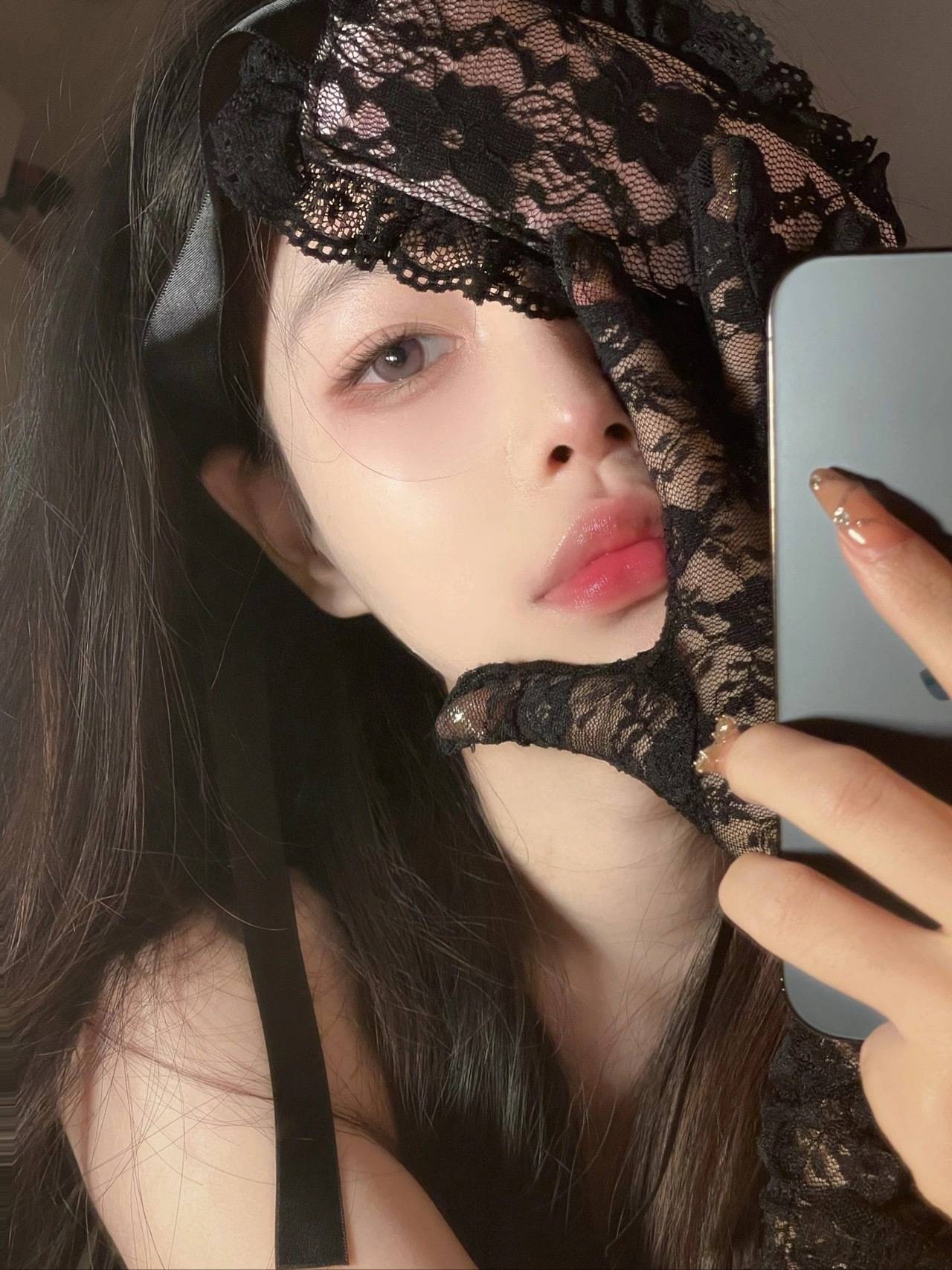 美女戴眼罩吐舌头手机自拍_2