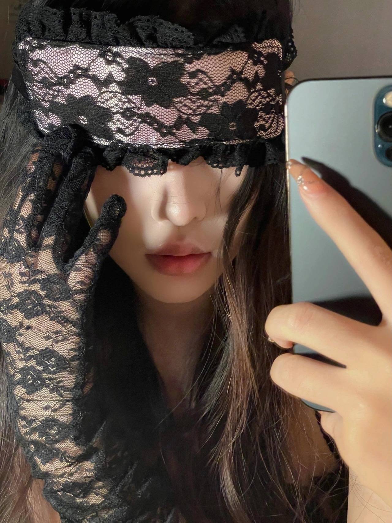 美女戴眼罩吐舌头手机自拍_3
