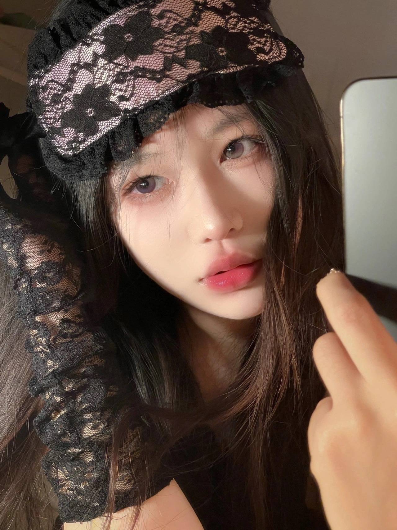 美女戴眼罩吐舌头手机自拍_4