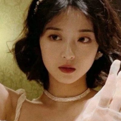 胶片复古风真人忧郁女生高清头像