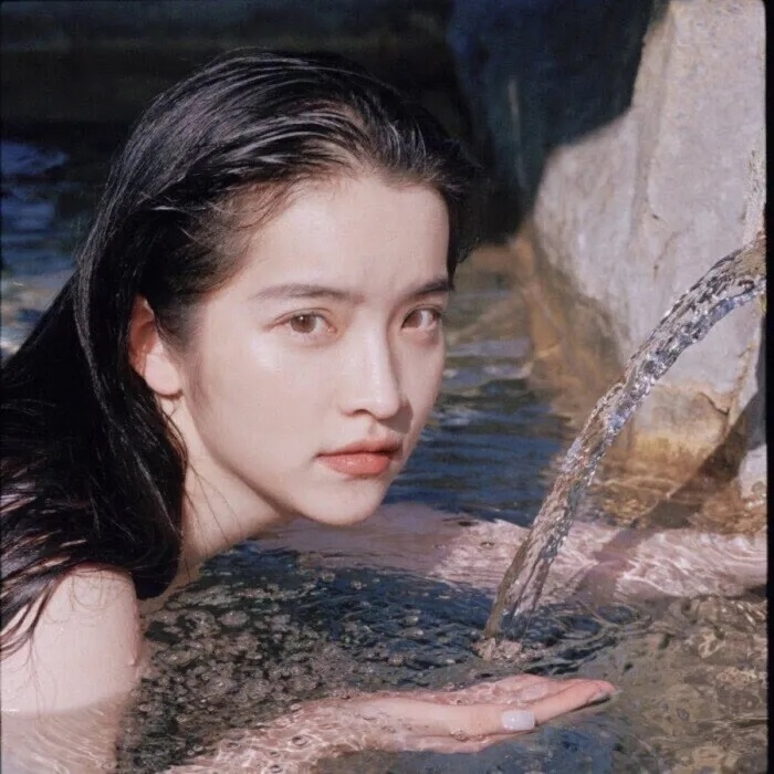 胶片复古风真人忧郁女生高清头像_8
