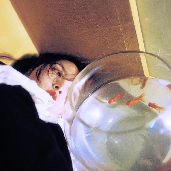 胶片复古风真人忧郁女生高清头像_9
