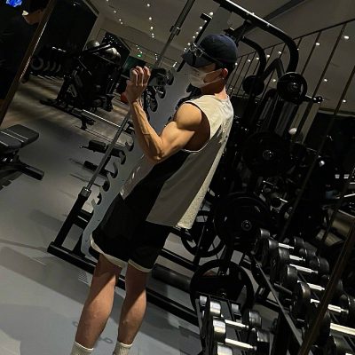 白敬亭健身房秀肌肉照，化身白举铁 ​​​