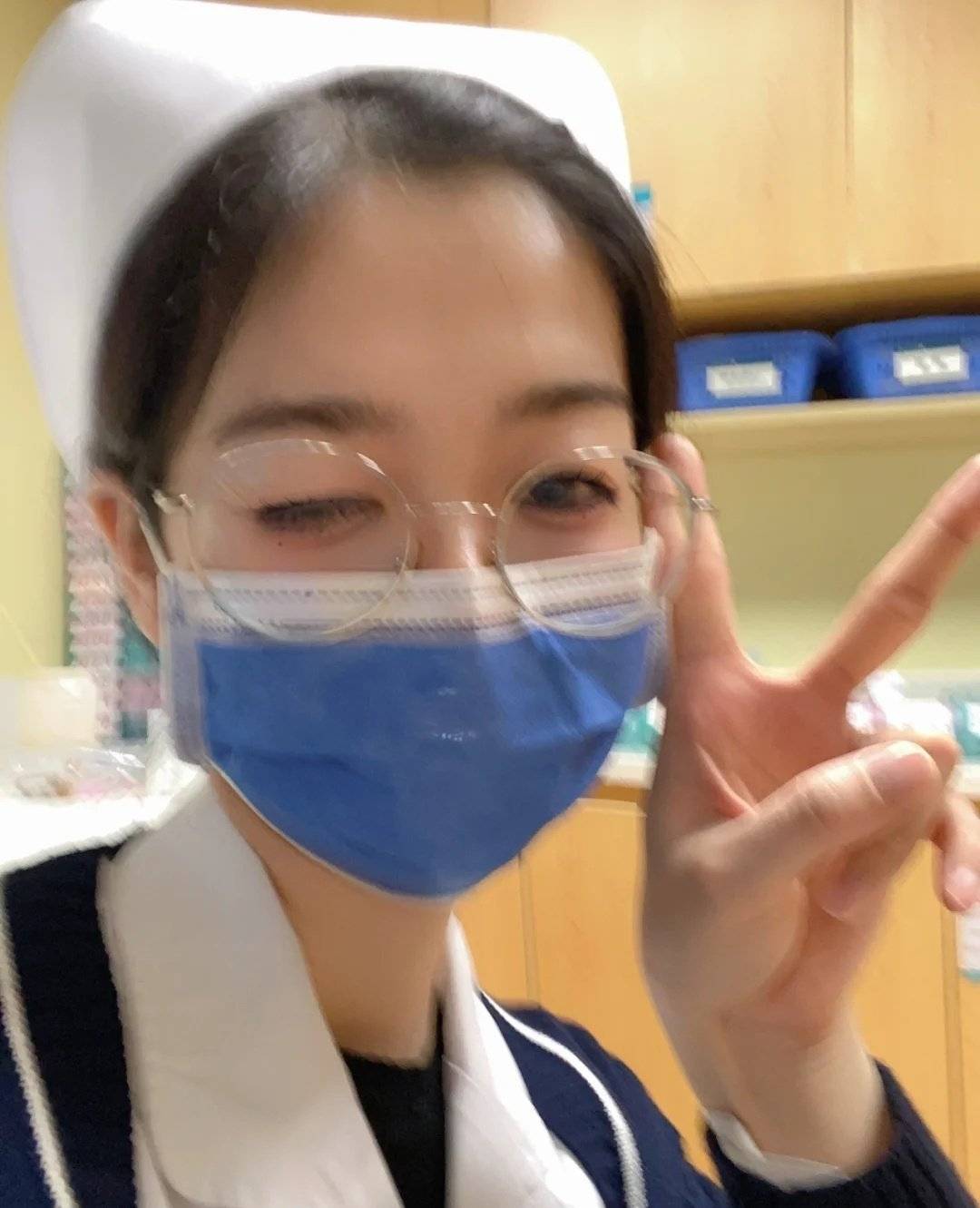 黑丝美女小护士自拍，今天不用上夜班_1
