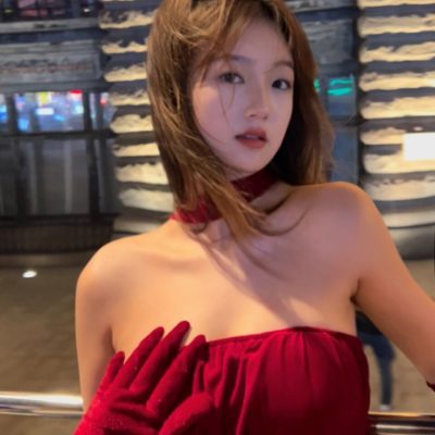 上海外滩美女拍照的金字塔