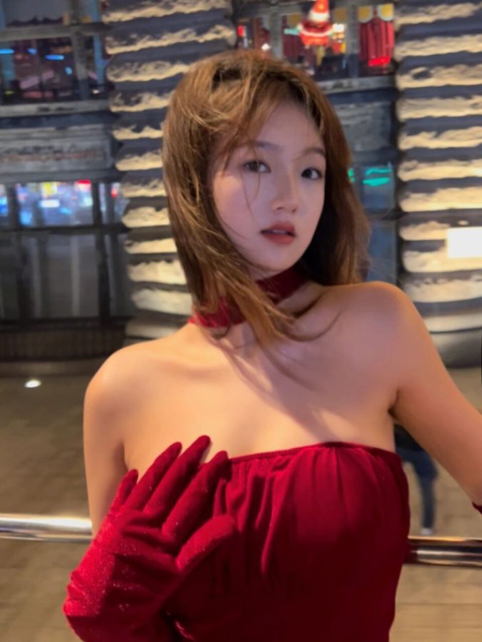 上海外滩美女拍照的金字塔_3