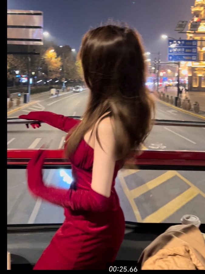 上海外滩美女拍照的金字塔_4