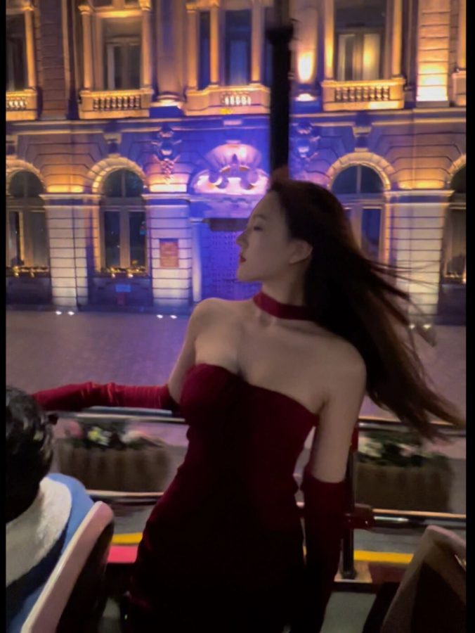 上海外滩美女拍照的金字塔_6