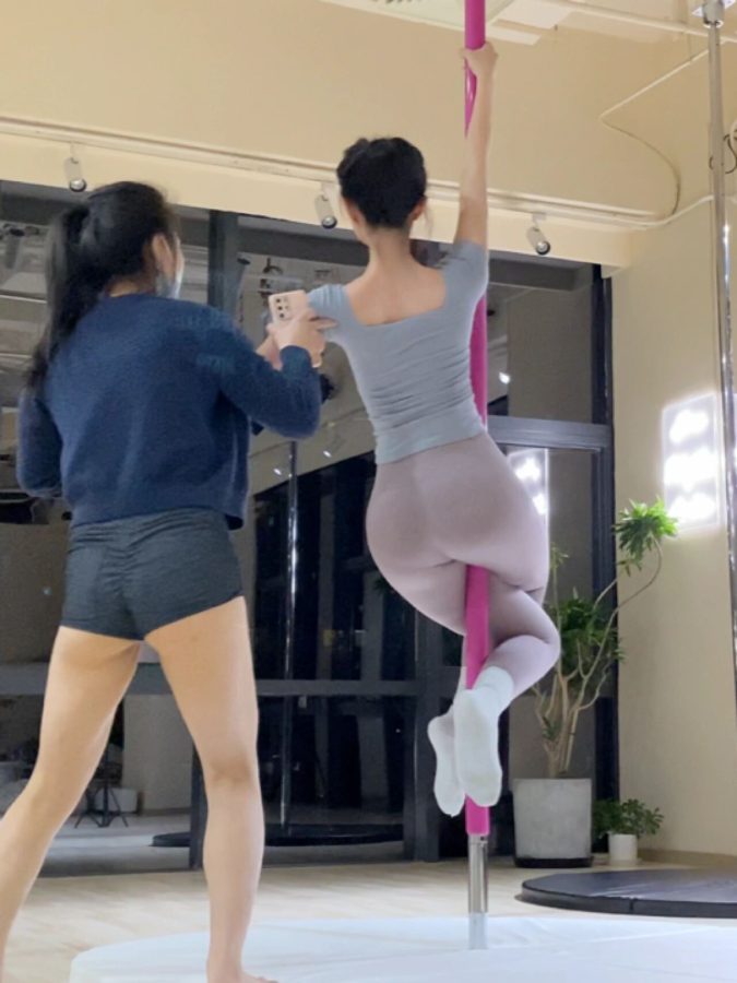 瑜伽少女第一次跳钢管舞_4