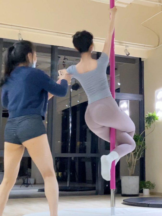 瑜伽少女第一次跳钢管舞_5