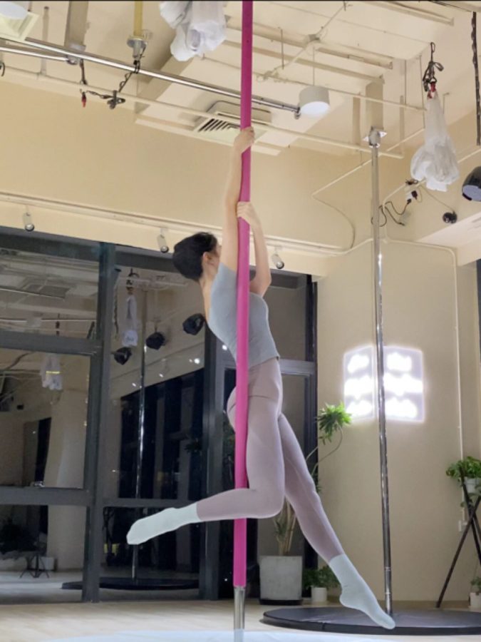 瑜伽少女第一次跳钢管舞_6