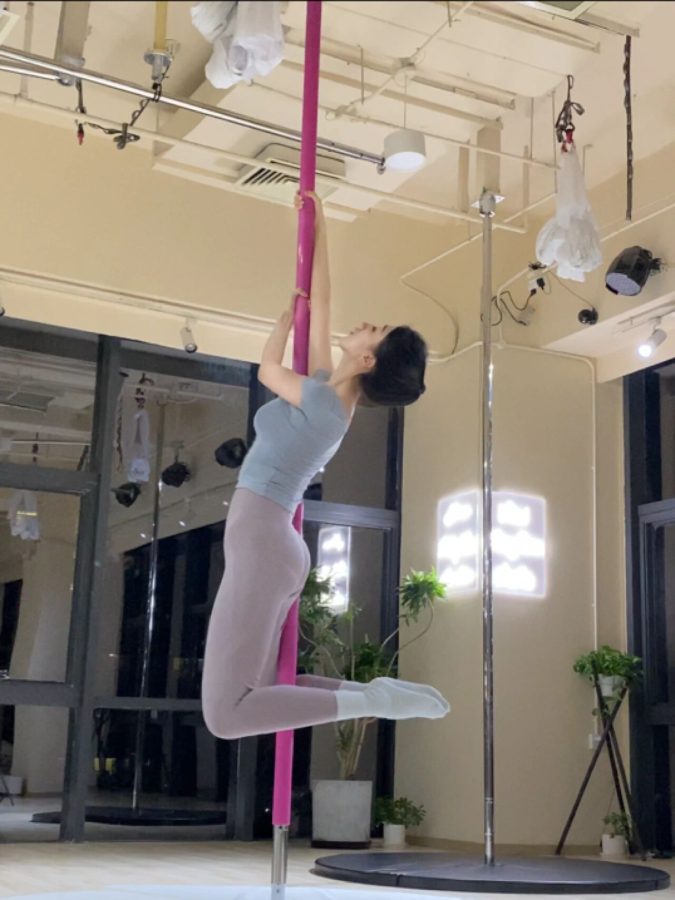 瑜伽少女第一次跳钢管舞_7