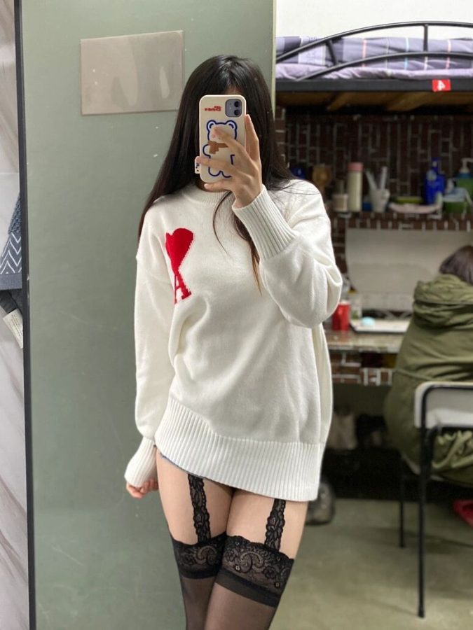女大学生在宿舍能有多野，吊带黑丝袜_2