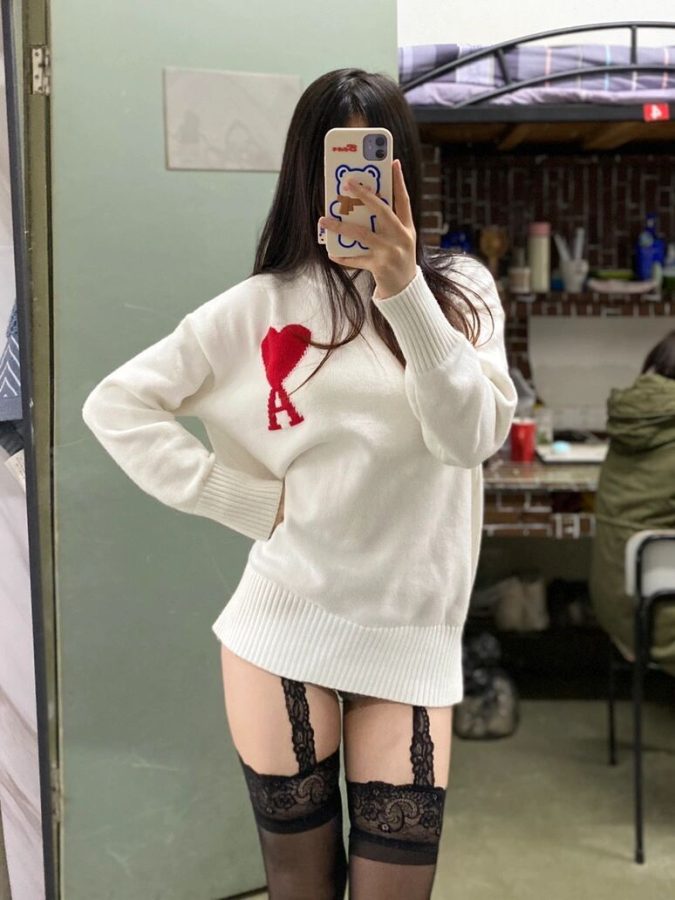 女大学生在宿舍能有多野，吊带黑丝袜_5