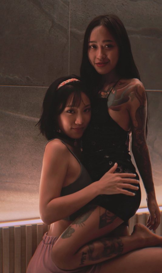 纹身闺蜜坐在身上，社会纹身美女_2