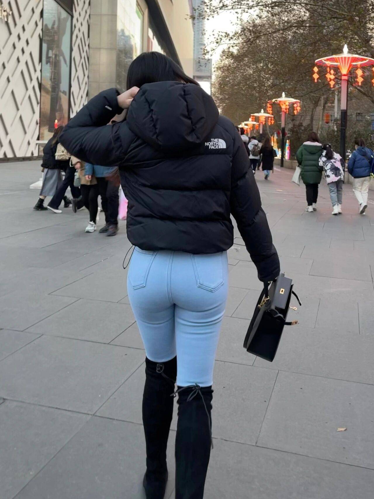 街拍穿搭北面羽绒服搭配牛仔裤的翘臀美女_4