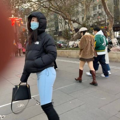 街拍穿搭北面羽绒服搭配牛仔裤的翘臀美女