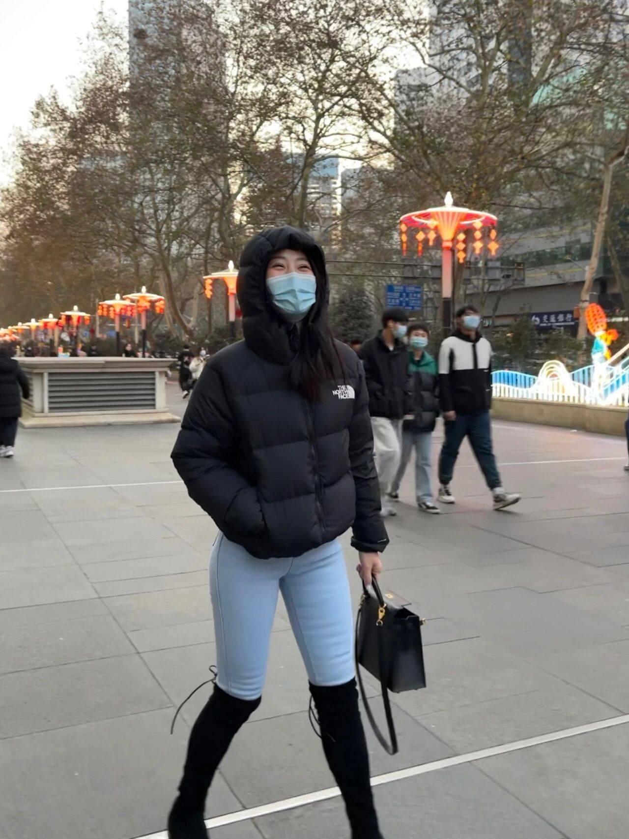 街拍穿搭北面羽绒服搭配牛仔裤的翘臀美女_1