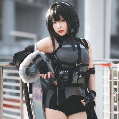 美女川目cosplay《明日方舟》羽毛笔