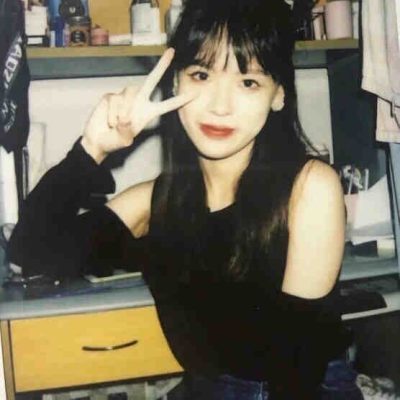 剪刀手比耶真人可爱甜美女生头像