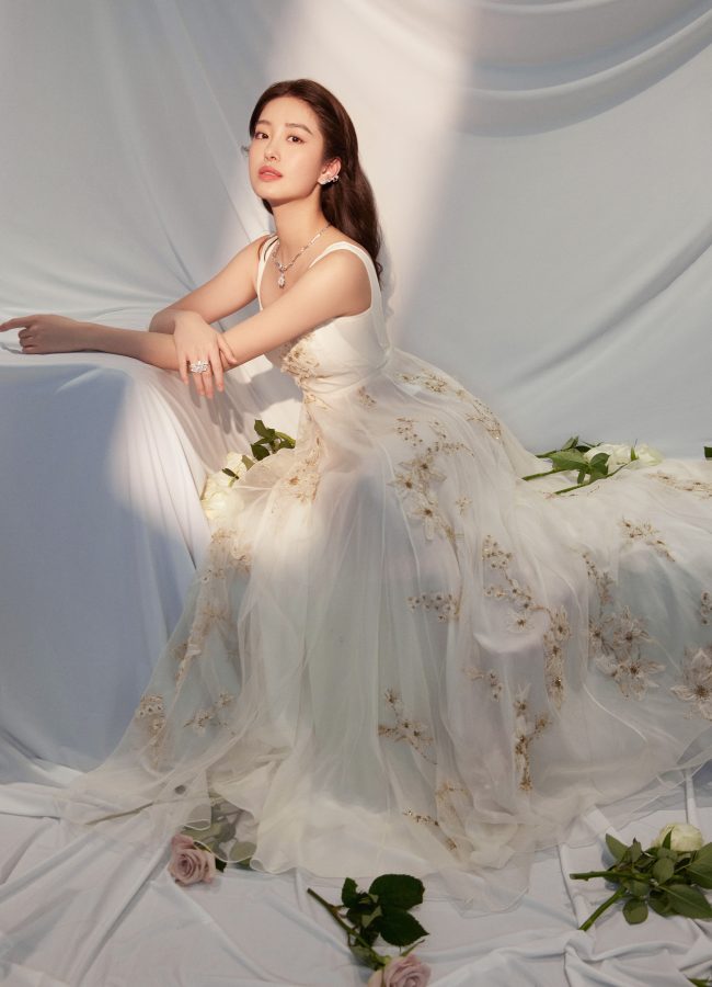 杨采钰迪奥花朵刺绣礼服裙秀性感美背_1