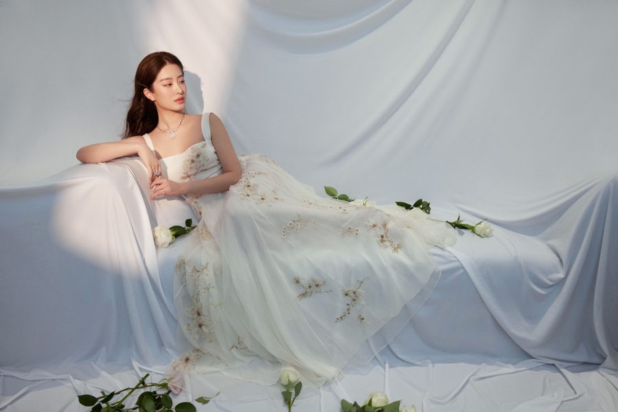 杨采钰迪奥花朵刺绣礼服裙秀性感美背_2