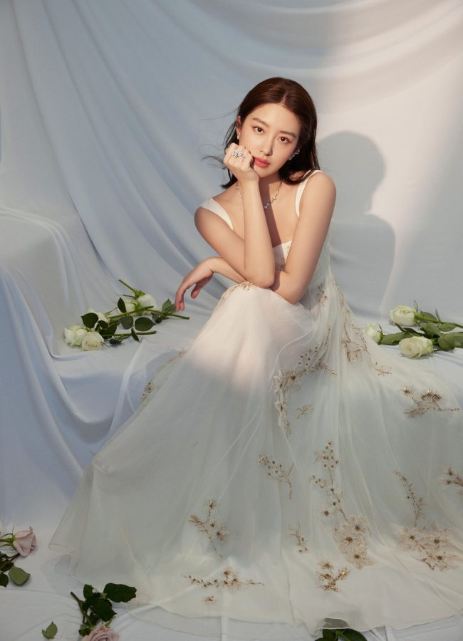 杨采钰迪奥花朵刺绣礼服裙秀性感美背_3