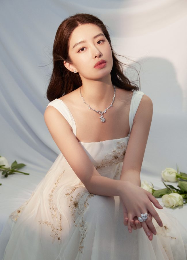 杨采钰迪奥花朵刺绣礼服裙秀性感美背_4