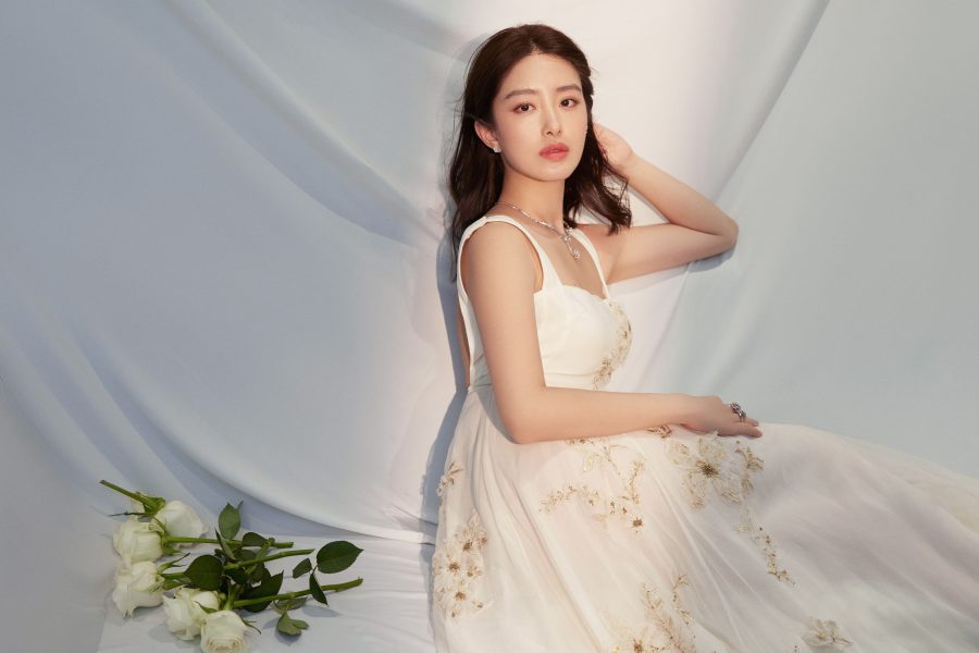 杨采钰迪奥花朵刺绣礼服裙秀性感美背_5