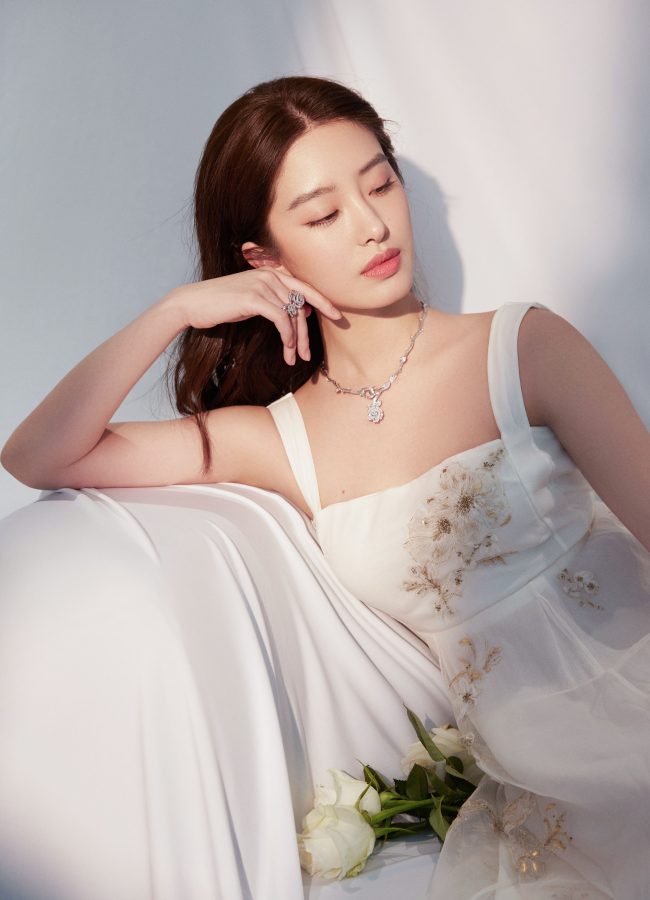 杨采钰迪奥花朵刺绣礼服裙秀性感美背_6