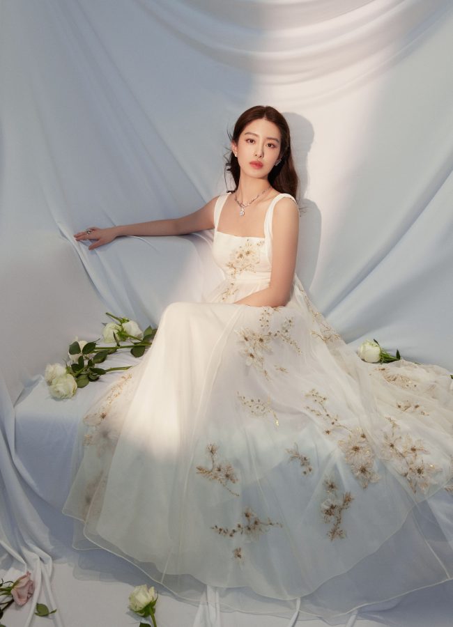 杨采钰迪奥花朵刺绣礼服裙秀性感美背_7