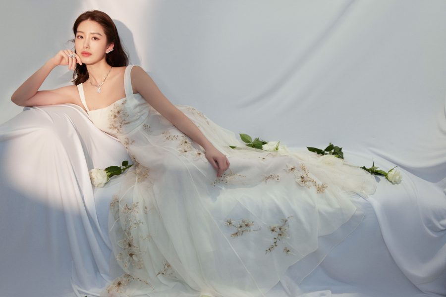 杨采钰迪奥花朵刺绣礼服裙秀性感美背_8