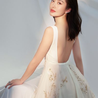 杨采钰迪奥花朵刺绣礼服裙秀性感美背