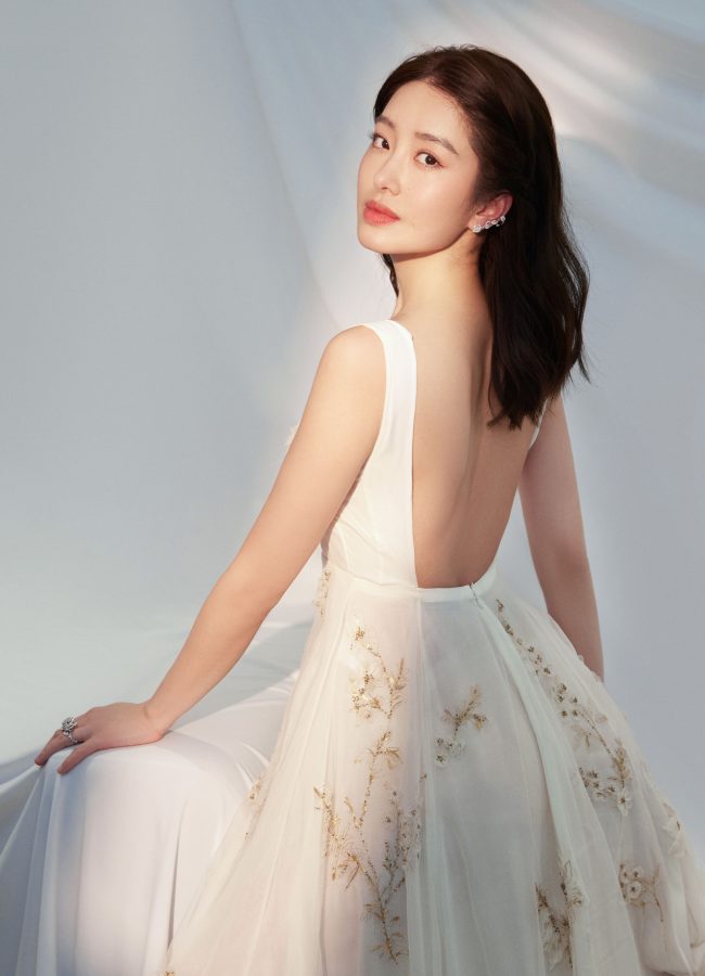杨采钰迪奥花朵刺绣礼服裙秀性感美背_9