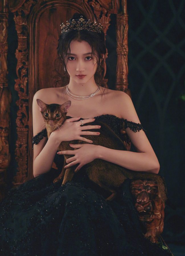 关晓彤抱猫头戴皇冠暗黑公主风格个性写真_3