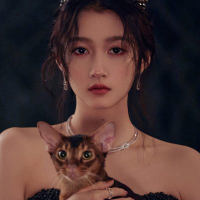关晓彤抱猫头戴皇冠暗黑公主风格个性写真