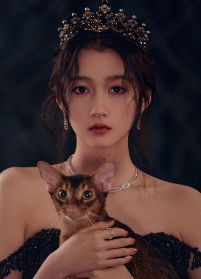 关晓彤抱猫头戴皇冠暗黑公主风格个性写真_2