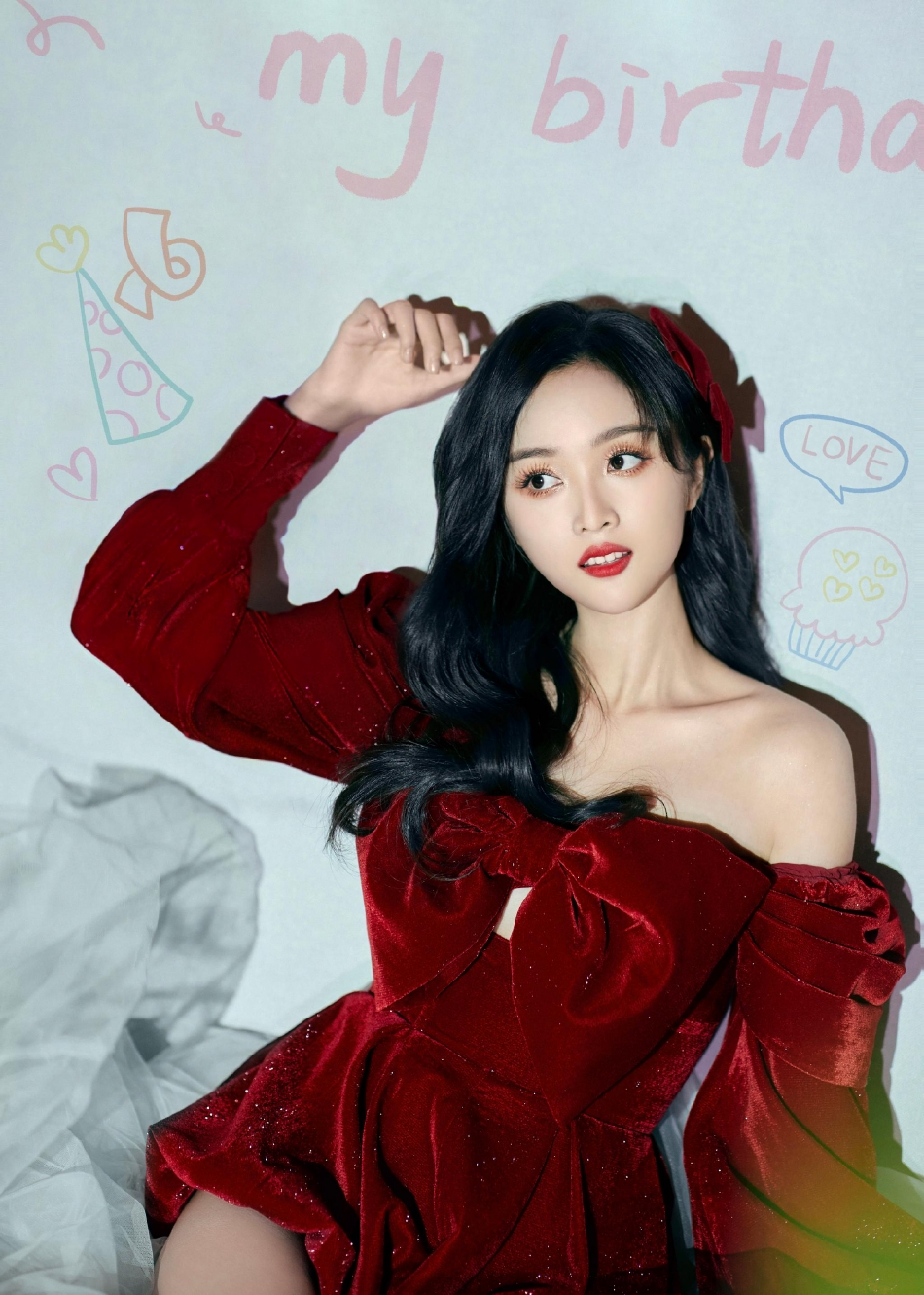 吴宣仪生日抹胸丝绒红裙可爱写真_2
