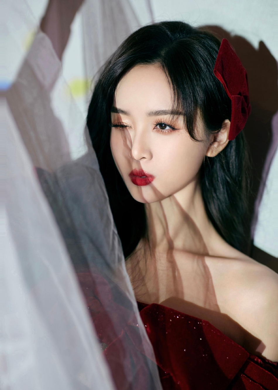 吴宣仪生日抹胸丝绒红裙可爱写真_3