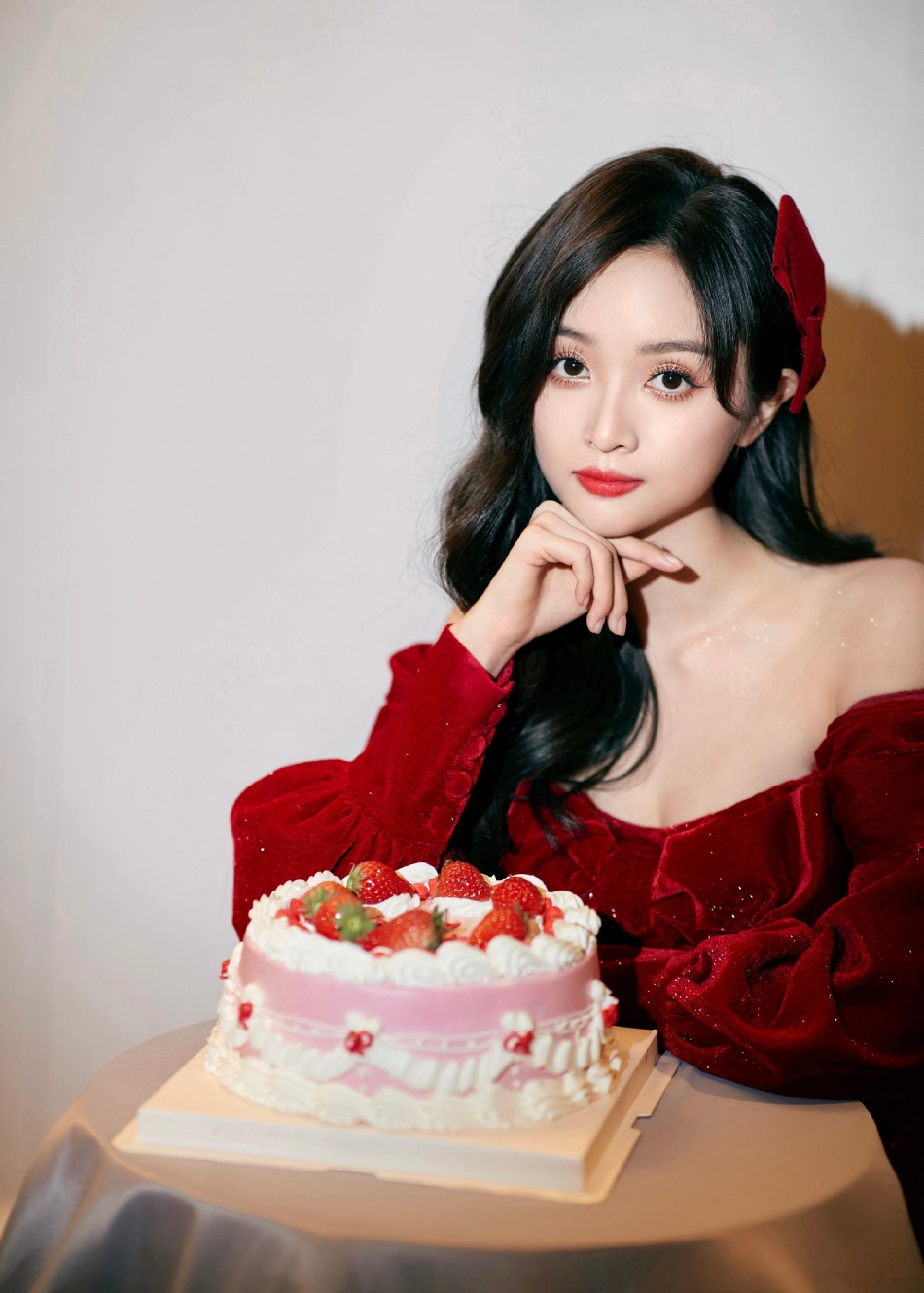 吴宣仪生日抹胸丝绒红裙可爱写真_4