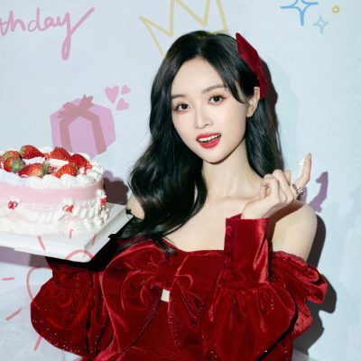 吴宣仪生日抹胸丝绒红裙可爱写真