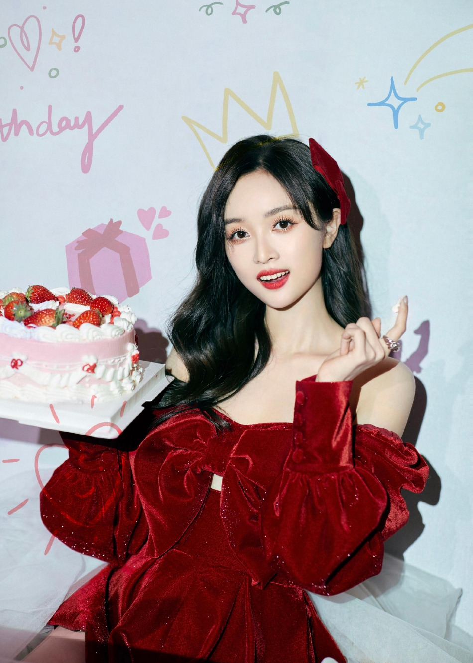 吴宣仪生日抹胸丝绒红裙可爱写真_5