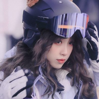 虞书欣林一滑雪美照，好像在演偶像