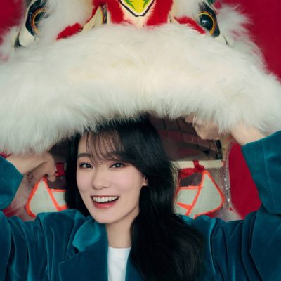 2022春晚张小斐绿色大衣穿搭