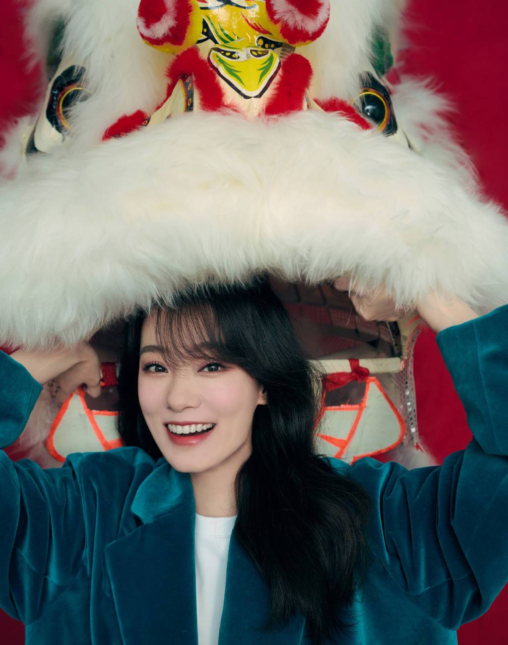 2022春晚张小斐绿色大衣穿搭_3