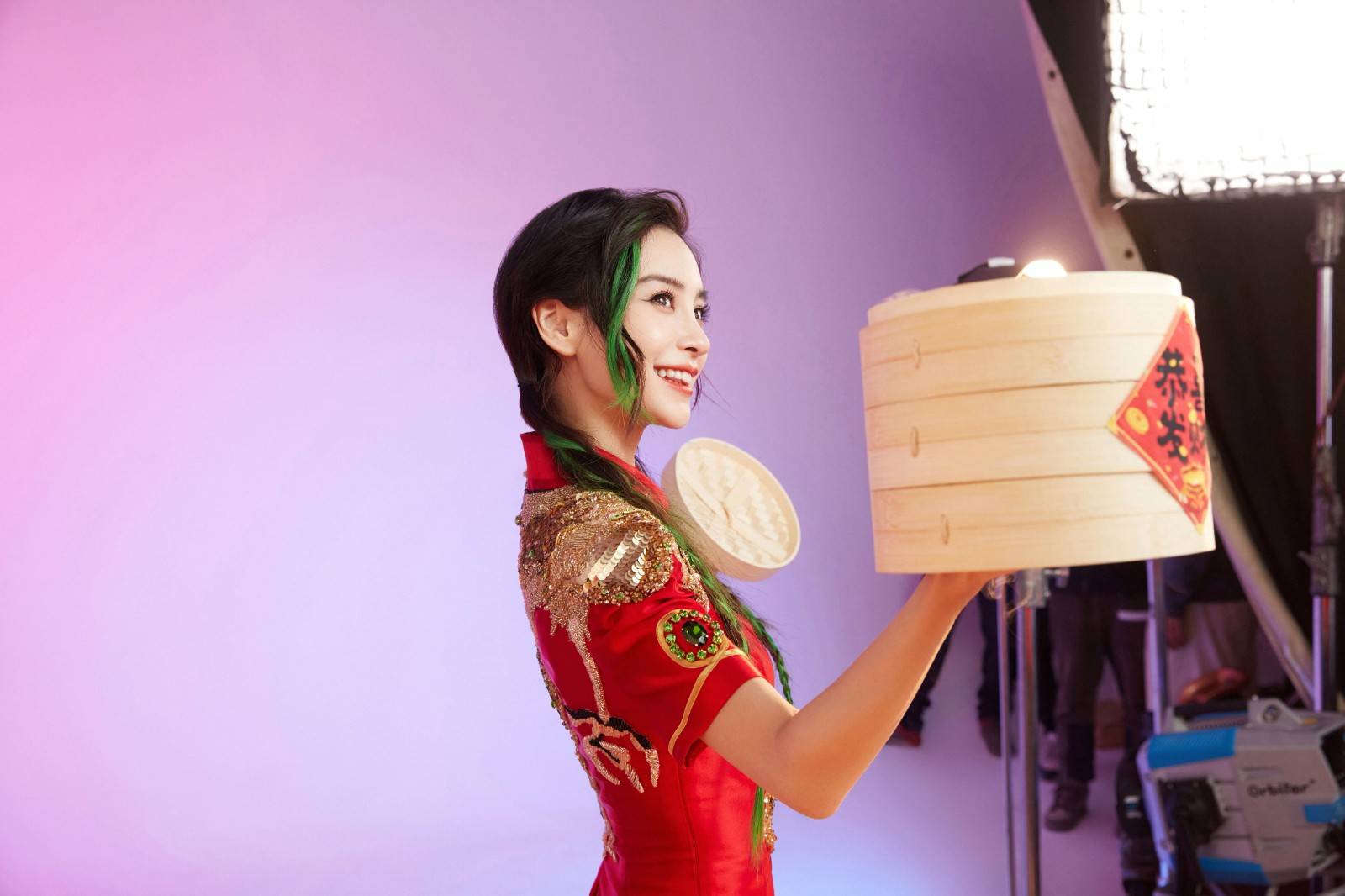 Angelababy杨颖cosplay金克丝 包饺子打游戏！_1