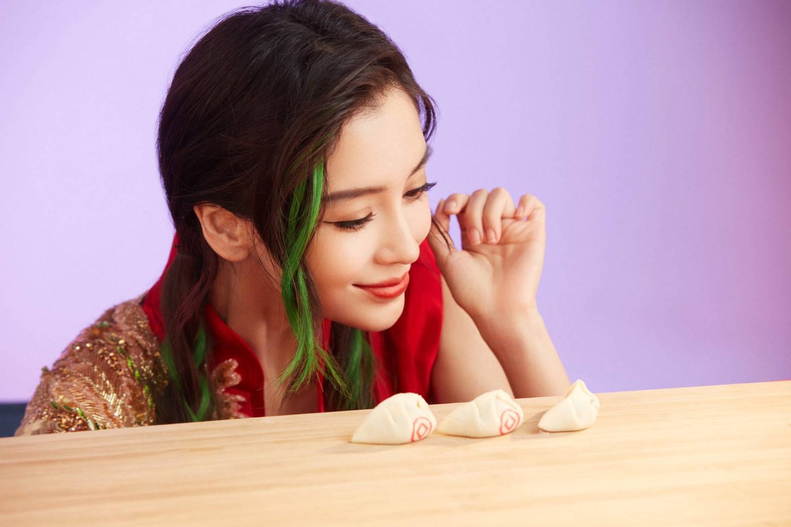 Angelababy杨颖cosplay金克丝 包饺子打游戏！_2