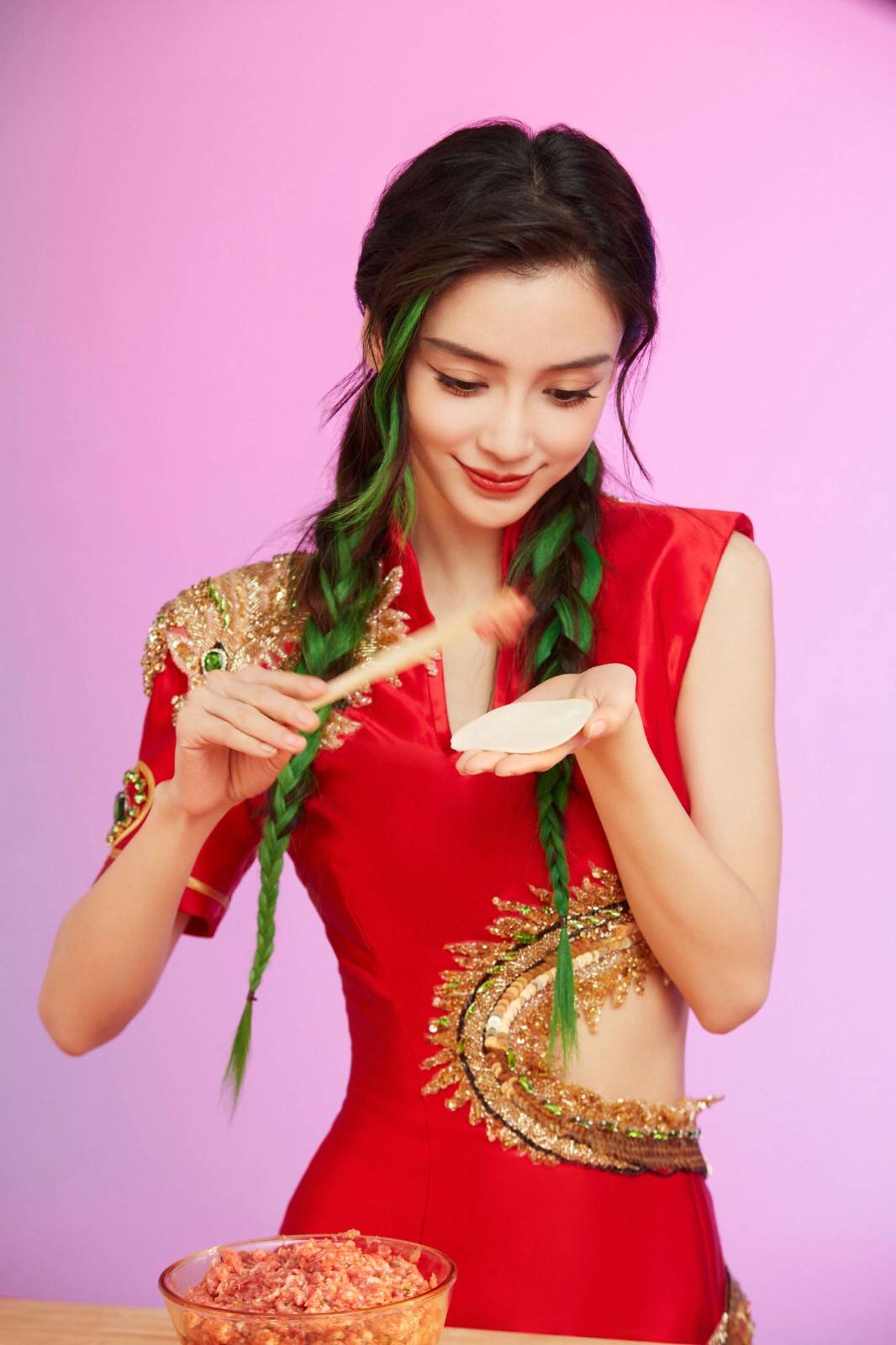 Angelababy杨颖cosplay金克丝 包饺子打游戏！_3
