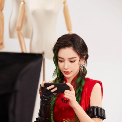 Angelababy杨颖cosplay金克丝 包饺子打游戏！
