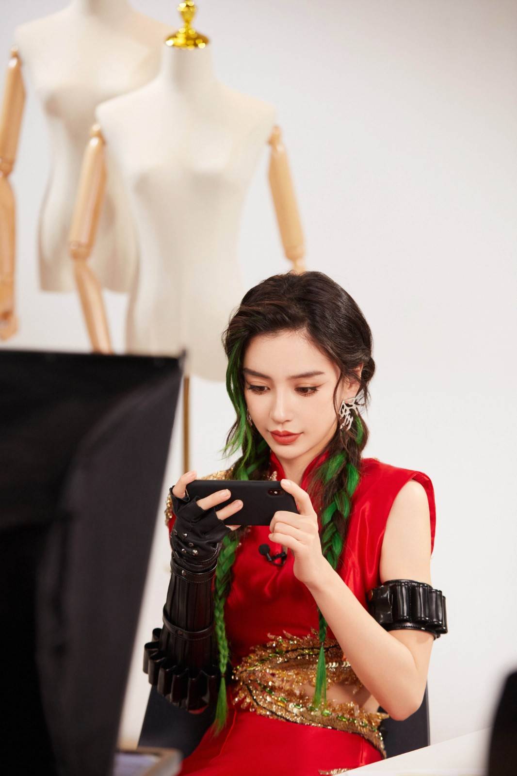 Angelababy杨颖cosplay金克丝 包饺子打游戏！_4